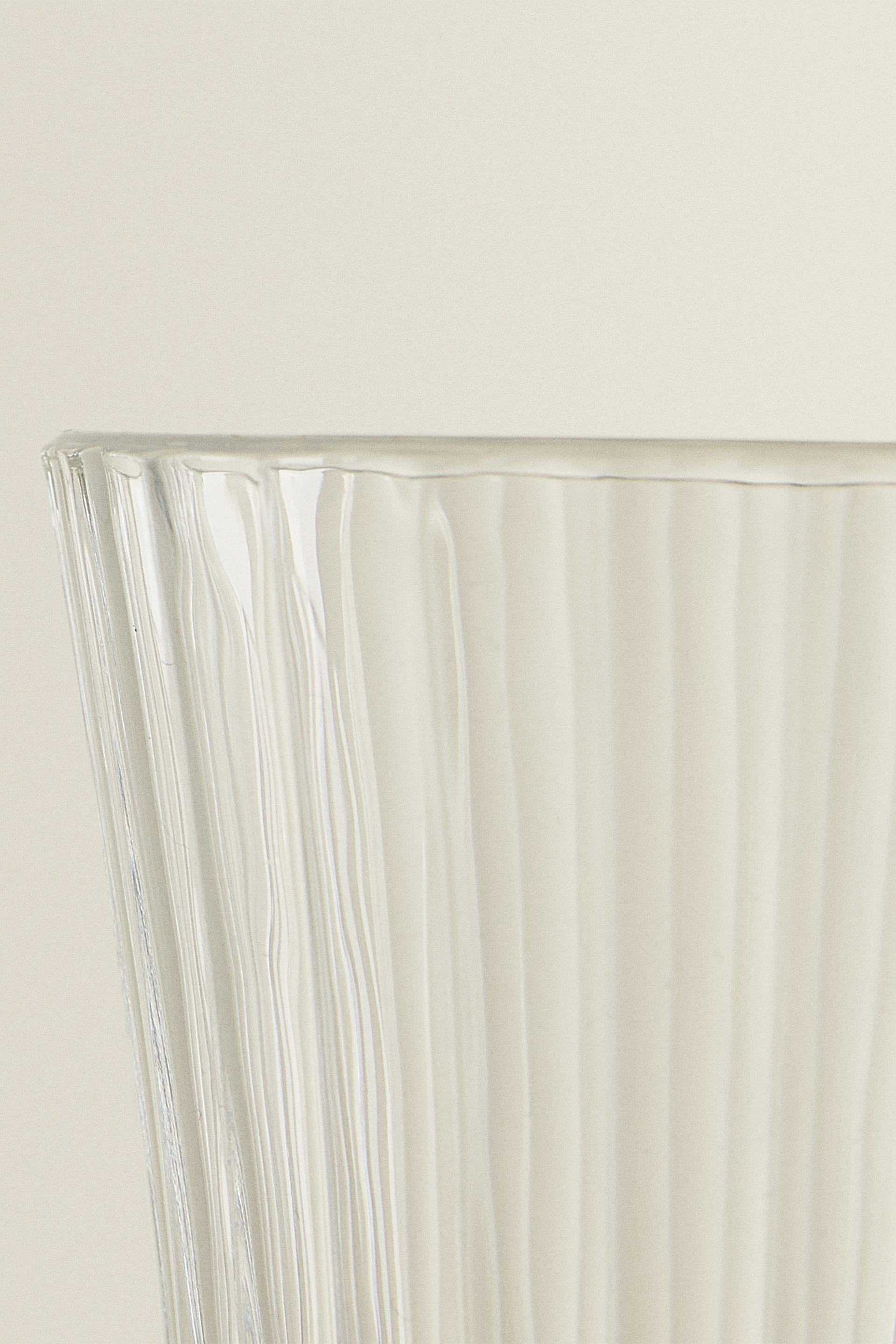 CRYSTALLINE FLUTE GLASS WITH A CARVED EFFECT